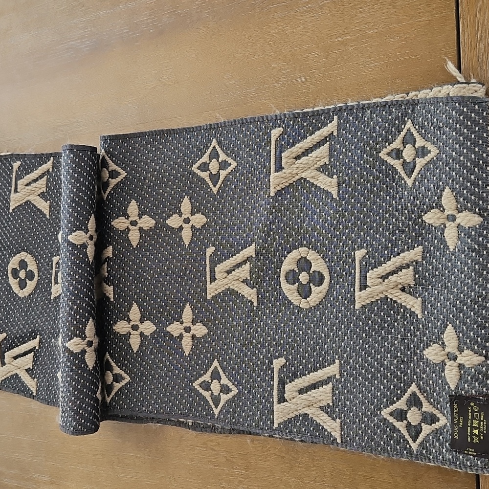 GORGEOUS LOUIS VUITTON LONG MONOGRAM WOOL BLEND SCARF - Picture 11 of 16